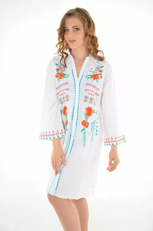 Пляжная туника с разноцветной вышивкой...